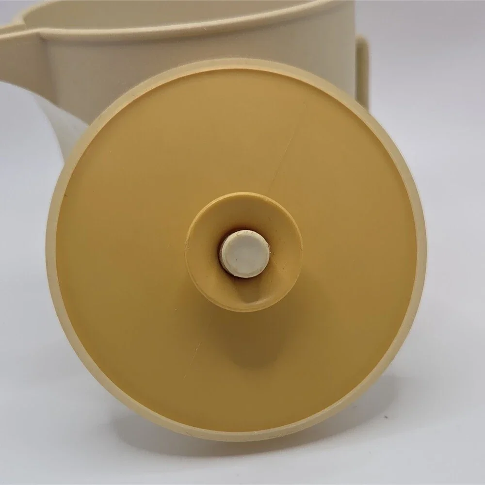 Tupperware 1414-1 Creamer With Button Seal Lid Harvest Gold Almond